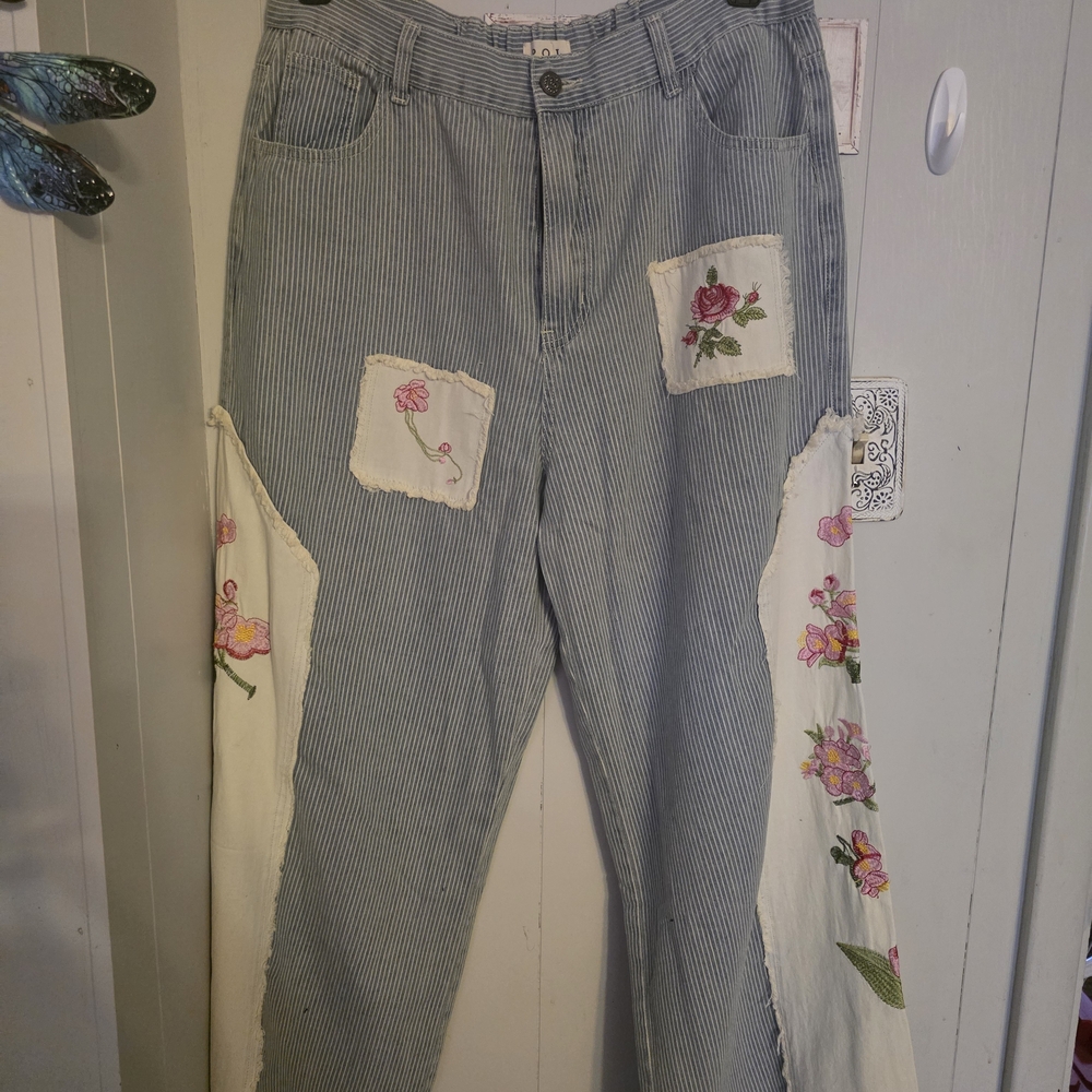 POL Women's Striped Straight-Leg Jeans with Cream Floral Patches